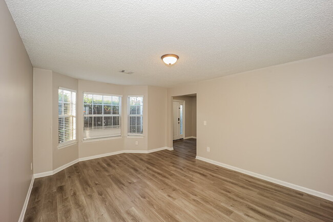 Building Photo - 1103 Village Oaks