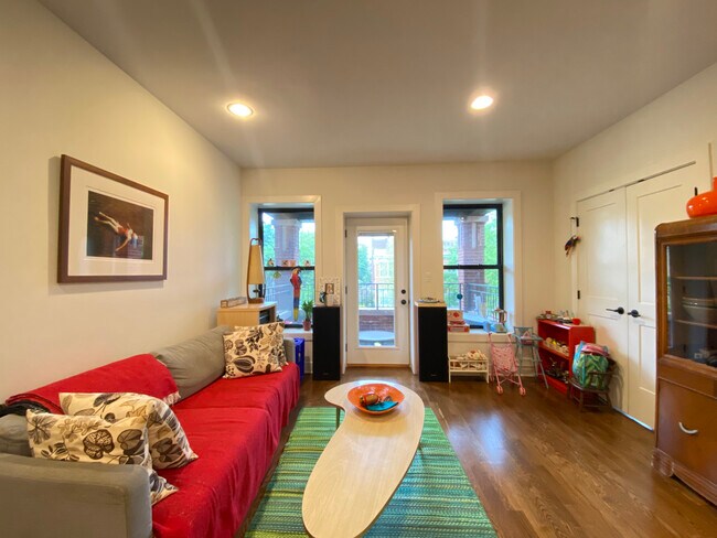 Foto del edificio - 2659 W Leland Ave