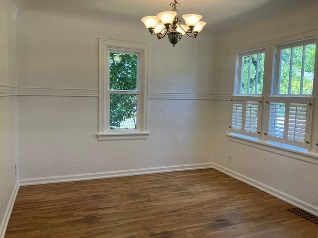 Building Photo - Charming Three Bedroom Home in Central Salem