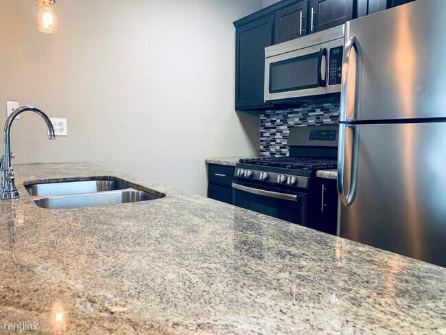 Building Photo - 2 br, 1 bath Duplex - 1505 Hillside Dr 1505