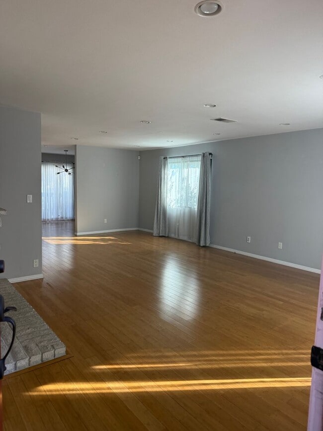 Foto del edificio - Turnkey End-Unit Townhome with Vaulted Ceilings & Garage