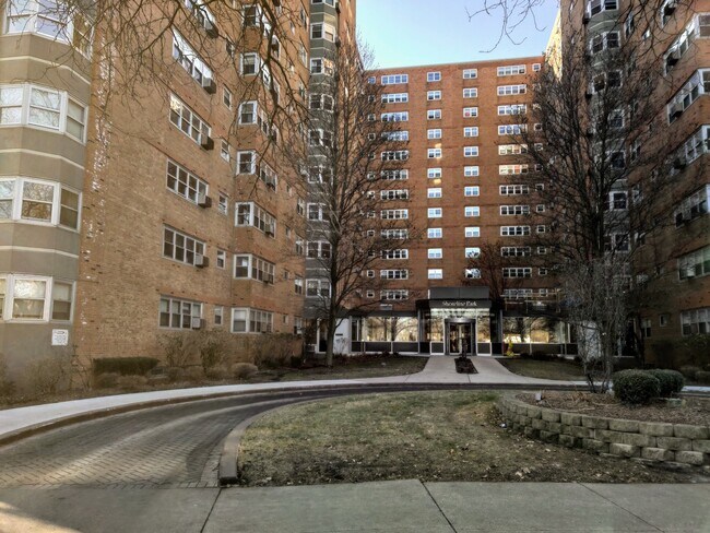 Foto del edificio - 4950 N Marine Dr