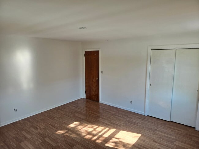 Building Photo - 128 E Maple St