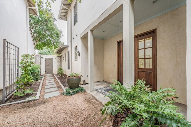 Building Photo - Beautiful Monticello Town Home!!!