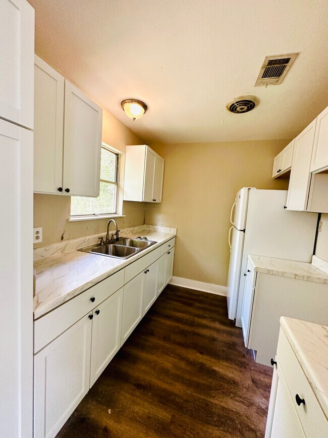 Kitchen - 916 Fremont Ave