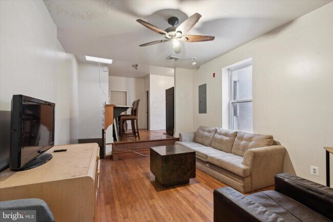 Building Photo - 1728 W Diamond St