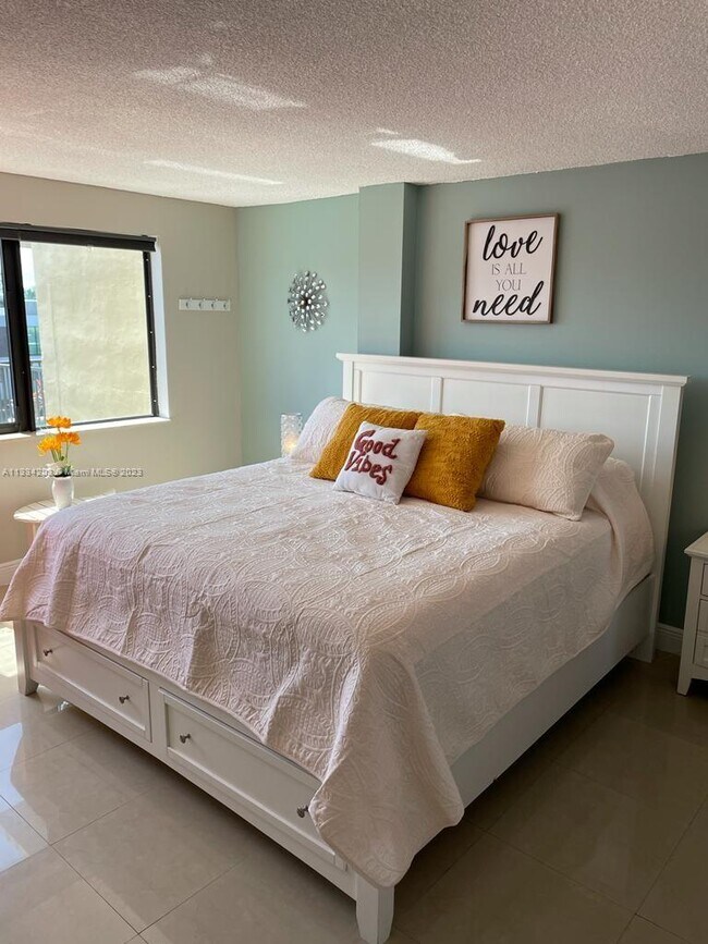 Building Photo - 301 Golden Isles Dr