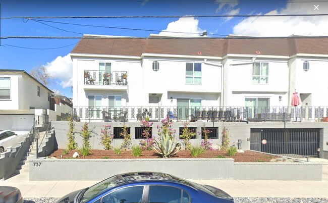 Townhouse building exterior - 737 Pier Avenue