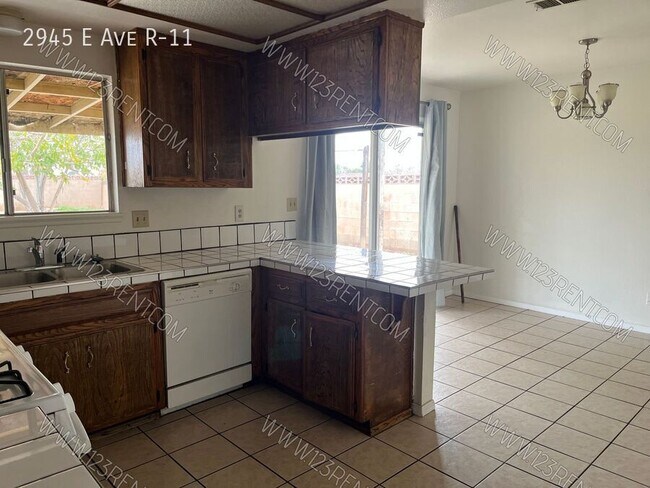 Foto del edificio - 2945 E Ave R-11