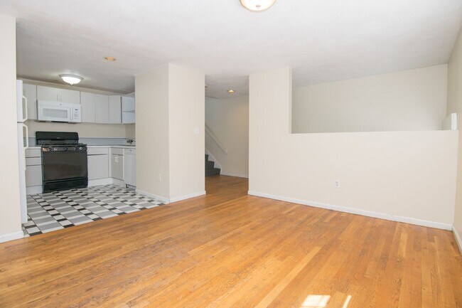 Foto del edificio - 9/1 Highly desirable Glenville Ave Townhouse, 5BR/3BA!