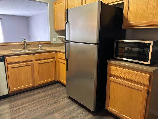 Foto del edificio - Knapps Corner Townhome available now. Forest Hills Schools