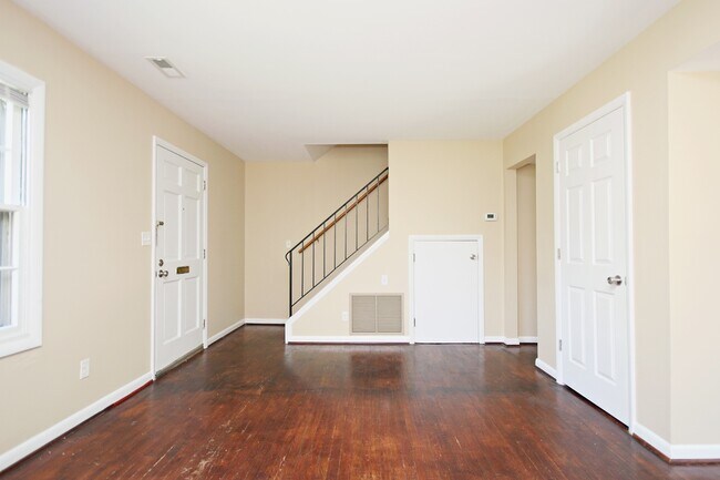 Foto del edificio - Student-Friendly Fry's Spring Duplex Near UVA