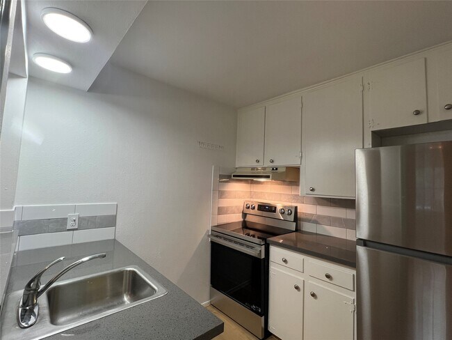Foto del edificio - 5216 Arboles Dr