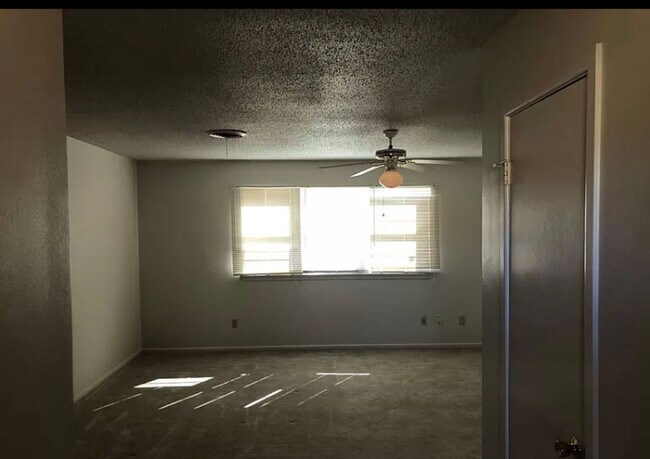 Building Photo - 3 Bedrooom 2 bath