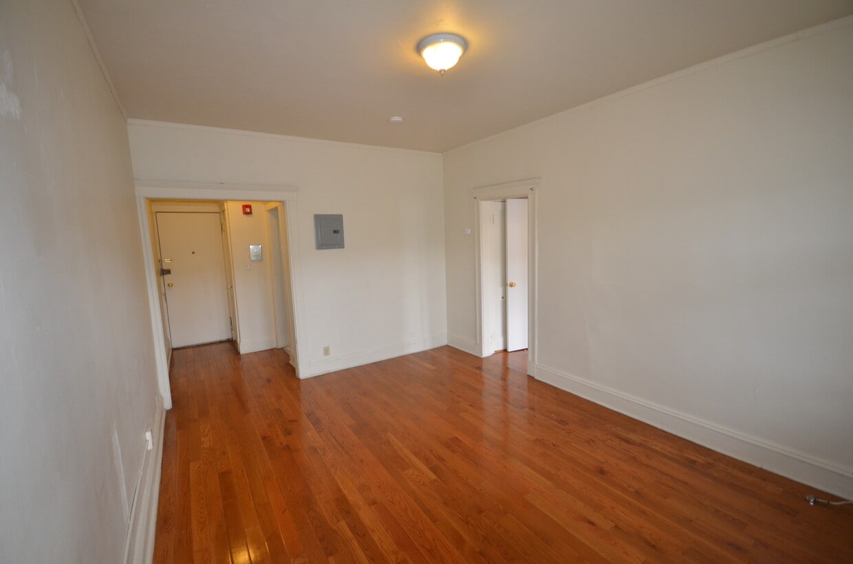 Primary Photo - 1564 Commonwealth Ave