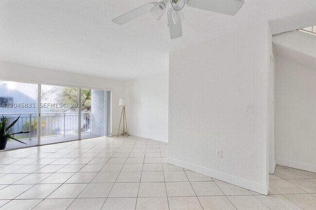 Building Photo - 9369 Fontainebleau Blvd