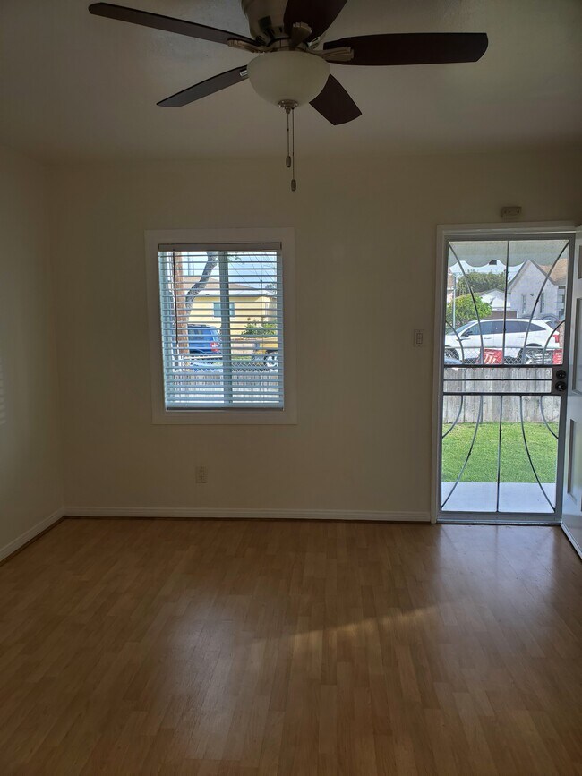 Living Room photo#2 - 4452 W 171st St