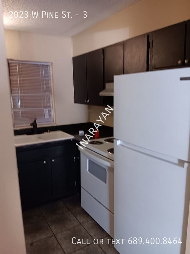 Building Photo - 2/1 DOWNSTAIRS apartment! Available now!