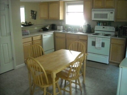 Building Photo - 2 Bedroom Townhouse Available July 2026;  ...