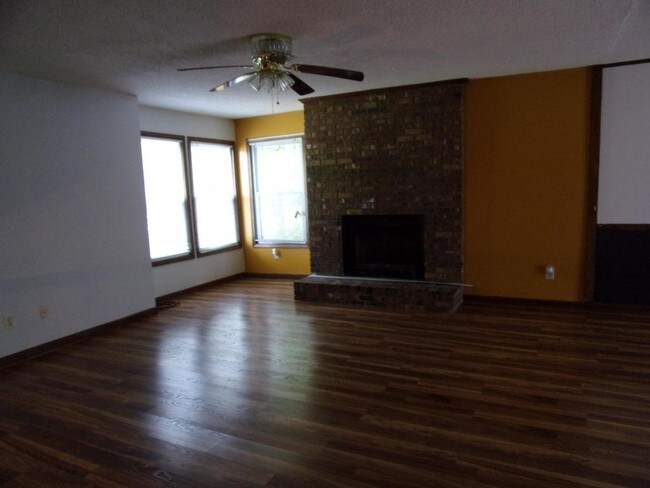 Building Photo - 5894 Sutton Dr