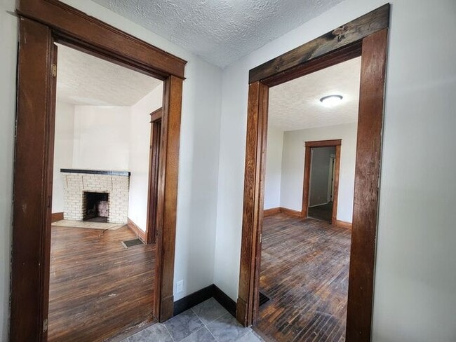 Building Photo - Spacious 2 Bedroom 1 Bath