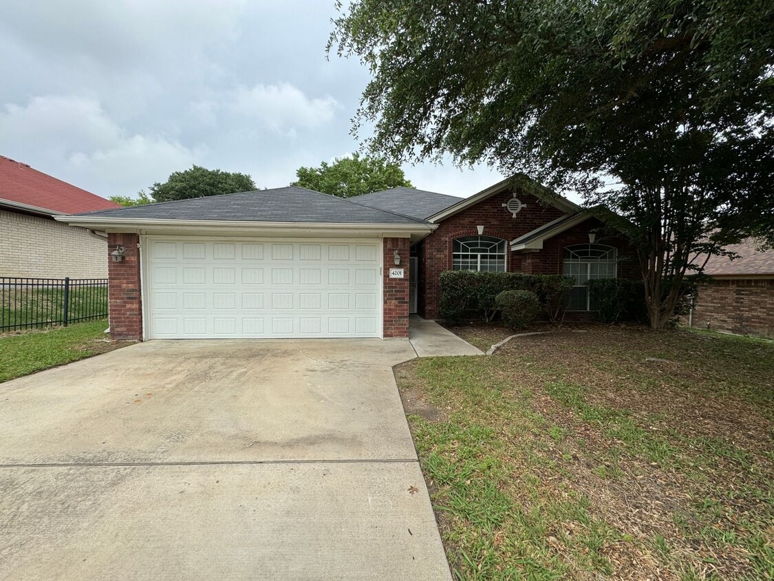 Foto principal - 4201 Lost Oak Dr