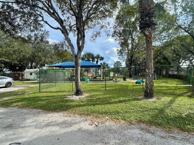 Foto del edificio - 4951 Wedgewood Way
