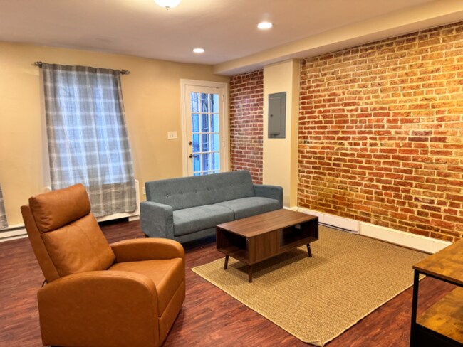 Building Photo - 333 C St SE