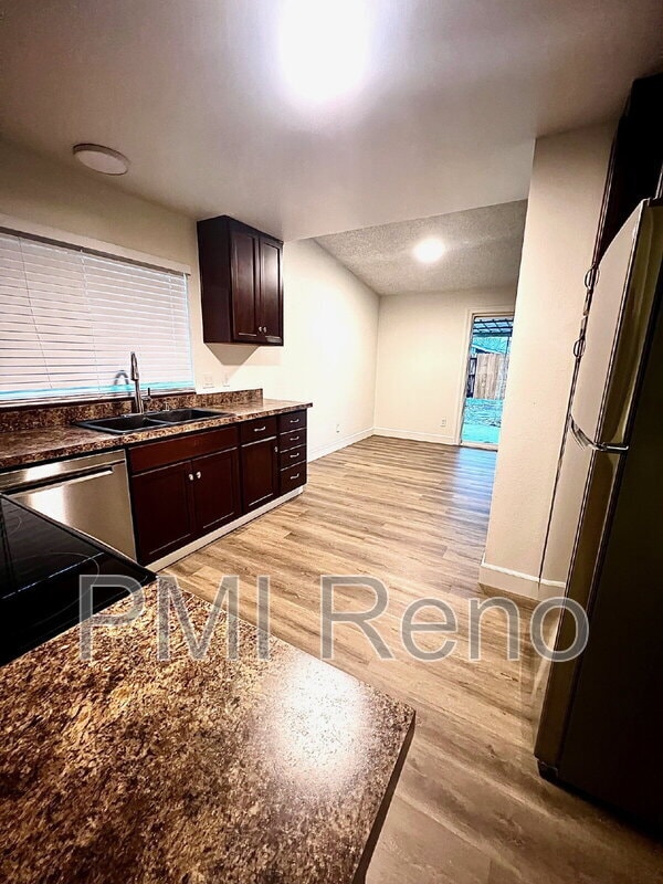 Building Photo - 812 Glen Molly Dr