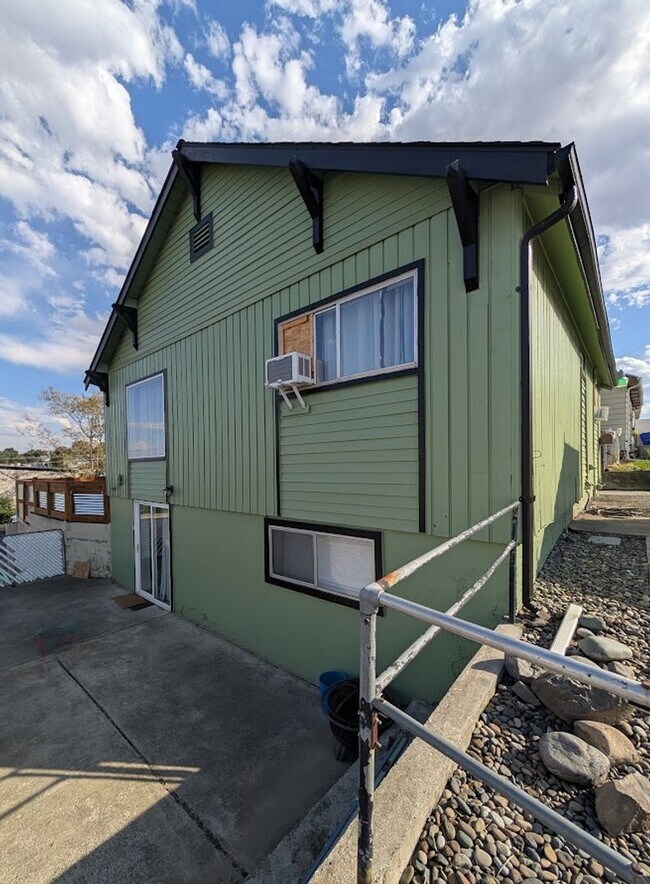 Building Photo - Whitman Duplex