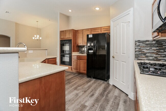 Foto del edificio - 6228 Statue St