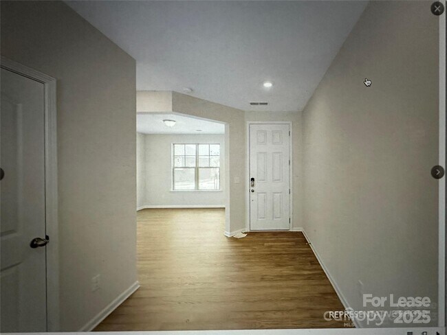 Foto del edificio - 5021 Kinsbridge Dr