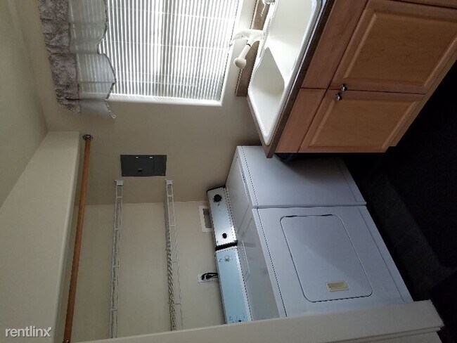 Building Photo - 1 br, 1 bath Condo - 2152 Camellia Dr