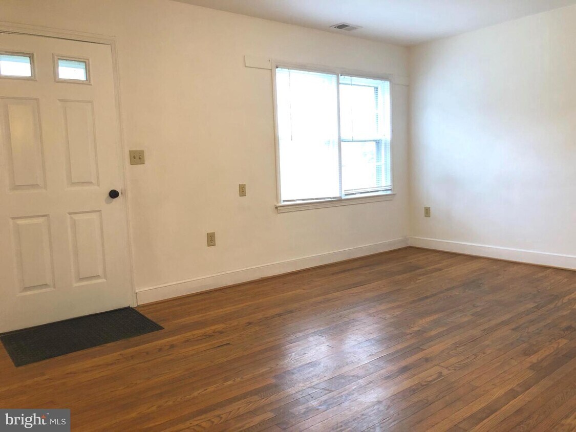 Foto principal - 4258 Warren St