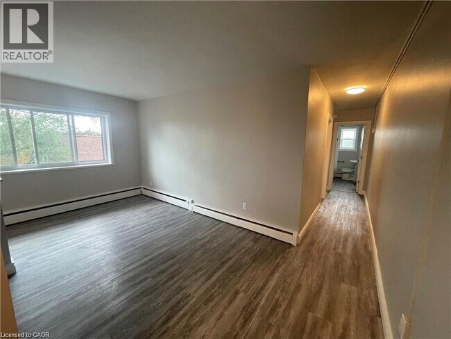 Photo du bâtiment - 385 Melvin Ave