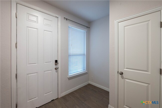 Building Photo - 2089 Egret Ave