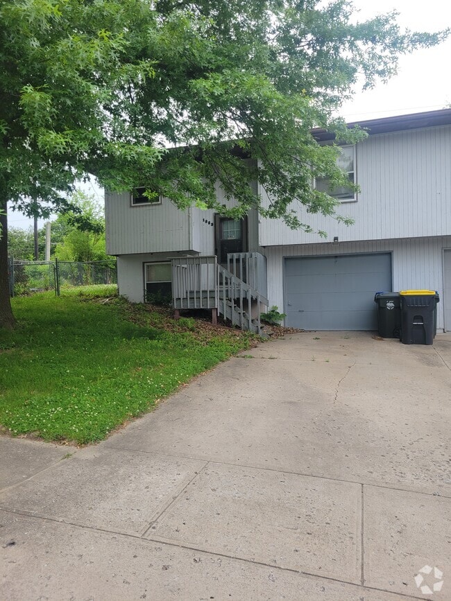 Building Photo - 1853 Hollywood Ct