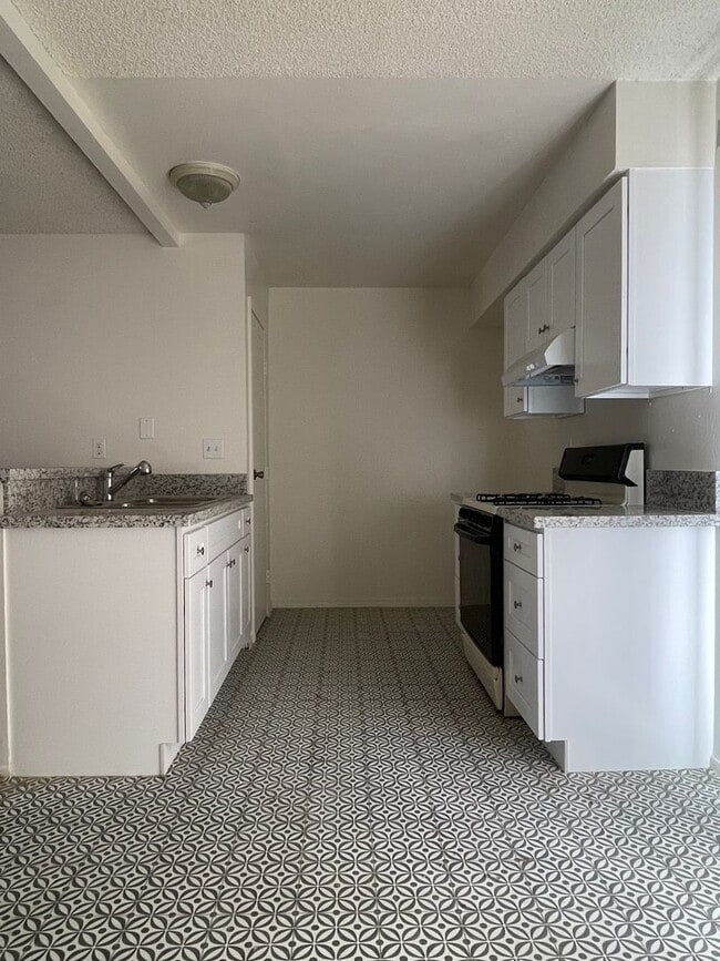 Building Photo - VALHALLA DRIVE 900 #B
