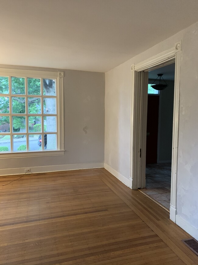 Living room lots of light - 5524 Fair Oaks St