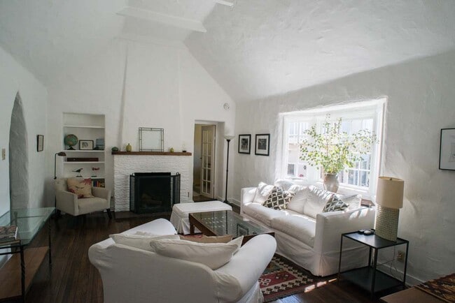Building Photo - 2234 N Vista del Mar Ave