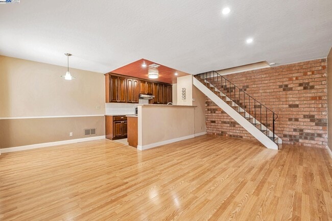 Building Photo - 2141 Swan Ct