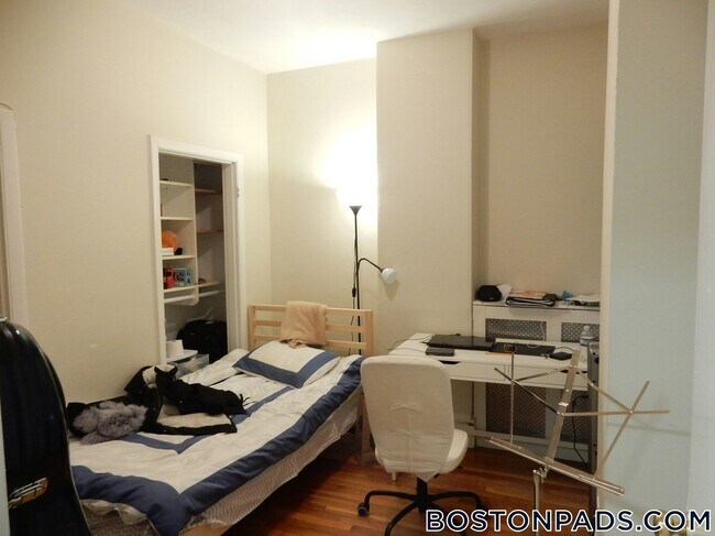 Foto del edificio - 45 Westland Ave