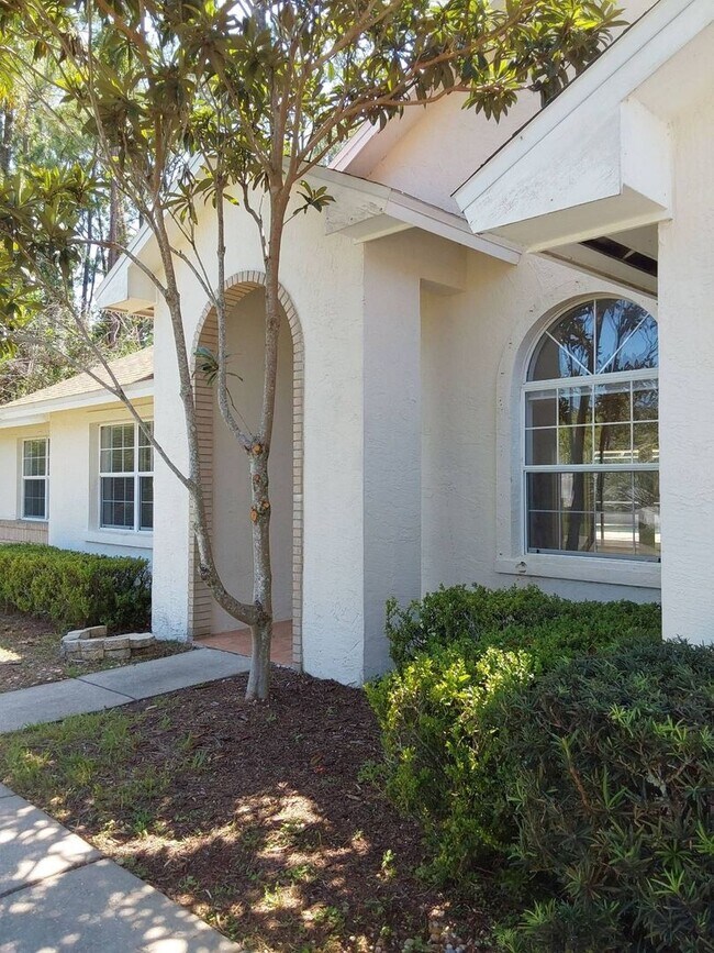 Foto del edificio - Beautiful 3 Bedroom + Den, 2 Bathroom Home...