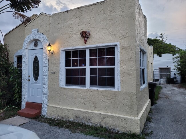 Building Photo - 611 El Prado