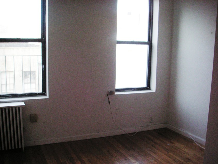 Building Photo - 200 E 10th St