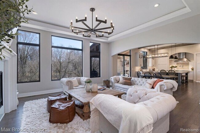 Building Photo - Luxurious Home