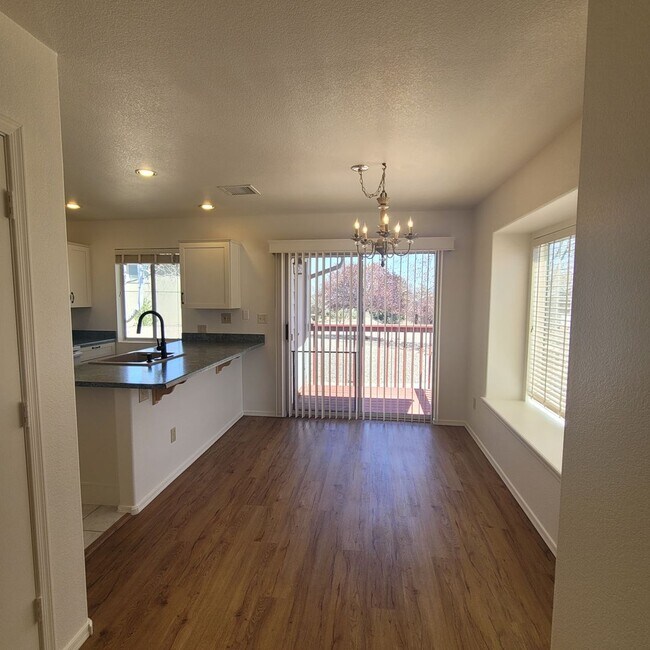 Foto del edificio - Great Location!  2 bed, 2 bath End Unit Condo ~ North Prescott