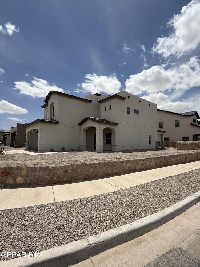 Building Photo - 804 Blingwood