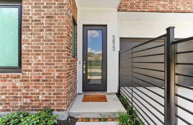Foto del edificio - 5823 Dolores St