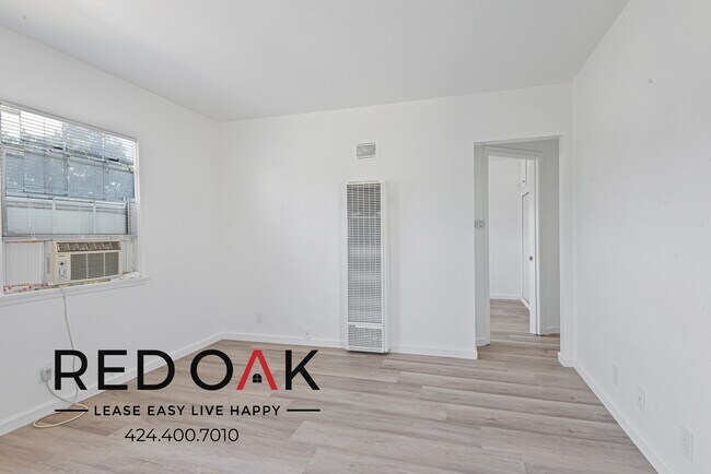 Building Photo - Charming One Bedroom Walk-Up with Heat and...